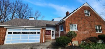 21329 Lakeshore Blvd in Euclid, OH - Building Photo