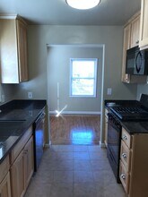 10701 Apricot St in Oakland, CA - Building Photo - Building Photo