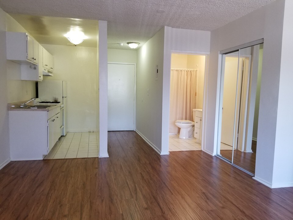 6827 Leland Way in Los Angeles, CA - Building Photo