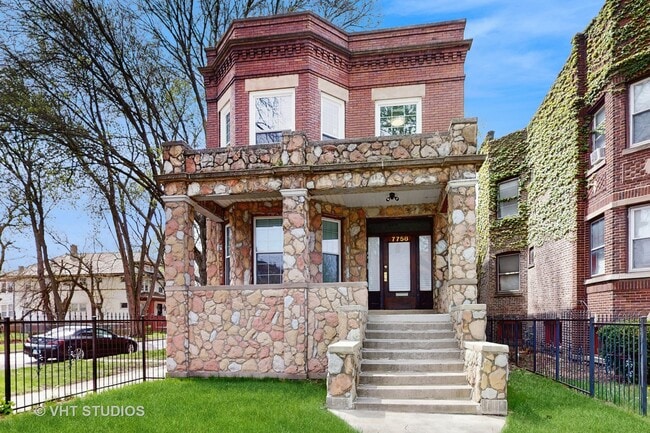 7758 S Saginaw Ave in Chicago, IL - Building Photo - Building Photo