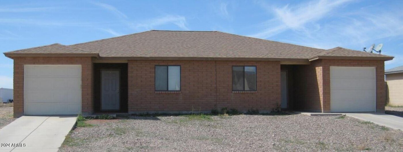 15814 S Yava Rd in Arizona City, AZ - Building Photo