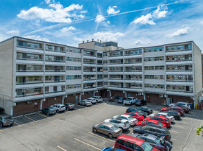 Yorkdale Suites in Hamilton, ON - Building Photo - Building Photo