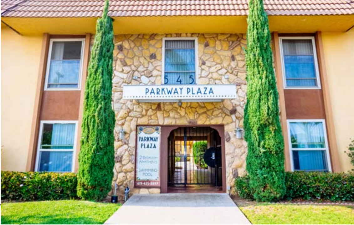 Parkway Plaza Apartments in Chula Vista, CA - Foto de edificio