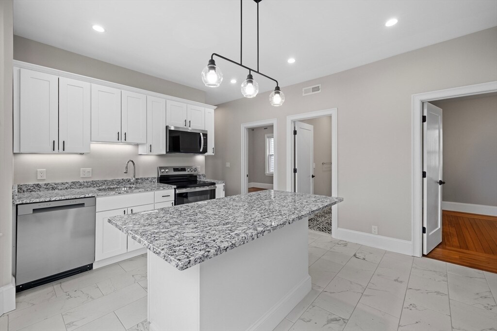 921-923-923 E Broadway in Boston, MA - Building Photo