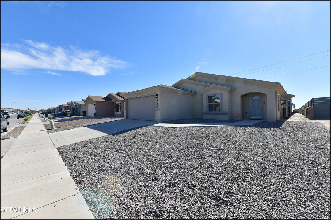 13744 Flora Vista Ave in Horizon City, TX - Building Photo