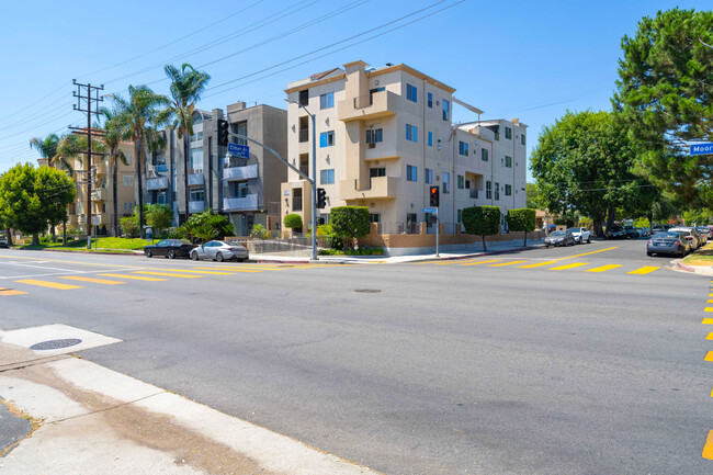 Moorpark Townhomes in Studio City, CA - Building Photo - Primary Photo