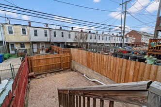 324 Oldham St, Unit Front Room in Baltimore, MD - Building Photo - Building Photo