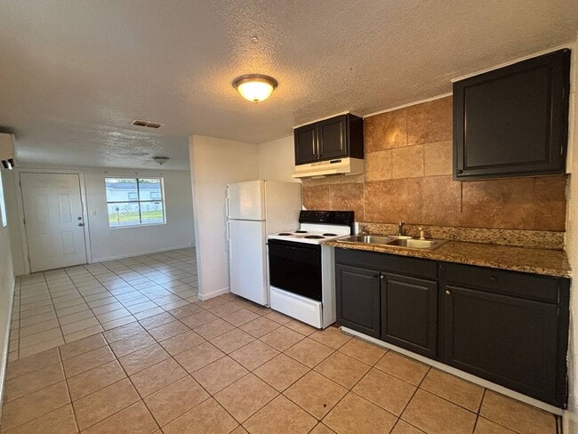 1906 W Elliott St in Lakeland, FL - Building Photo - Building Photo