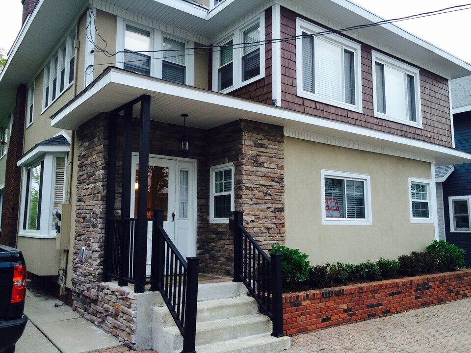 208 Chestnut Ave, Unit A in Winona Lake, IN - Building Photo