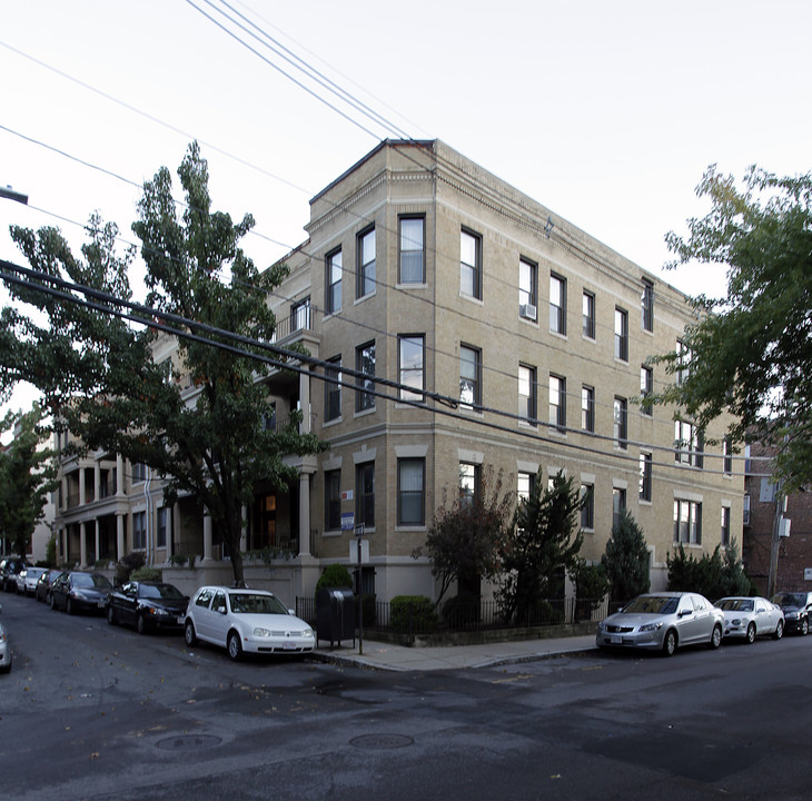 Carol Montrose Apartments in Brighton, MA - Foto de edificio