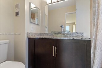 880 NE 207th Terrace, Unit 20210 in Miami, FL - Foto de edificio - Building Photo