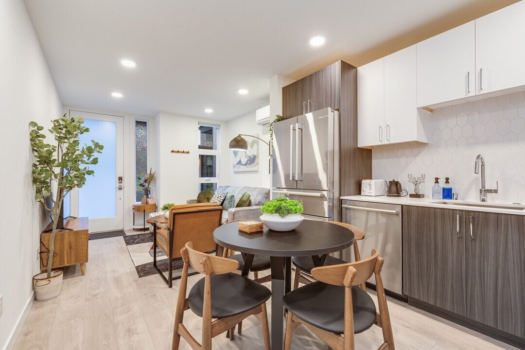 1425 E Howell St in Seattle, WA - Building Photo