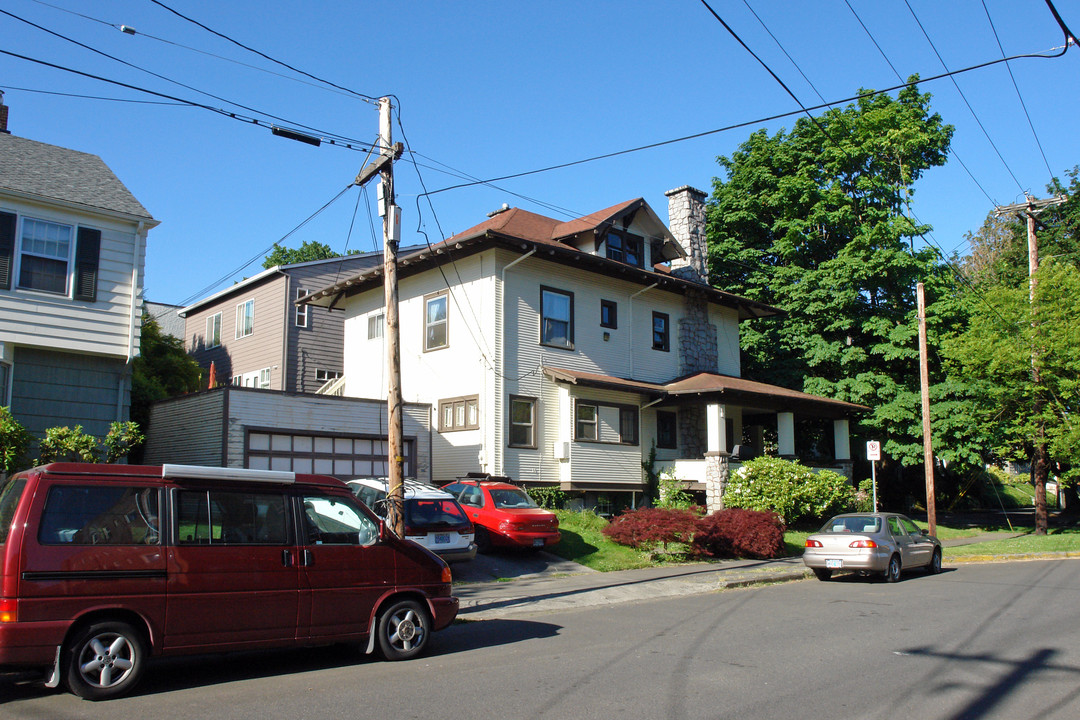 1544 NE 24th Ave in Portland, OR - Foto de edificio