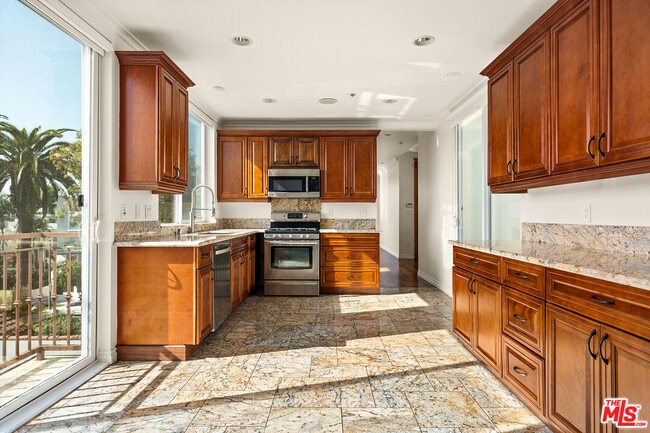 632 Kings Rd in Los Angeles, CA - Building Photo - Building Photo