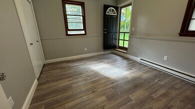 6 Hisgen Ave, Unit 8 in Easthampton, MA - Foto de edificio - Building Photo