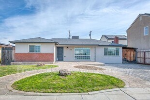 245 Minnewawa Ave in Clovis, CA - Building Photo