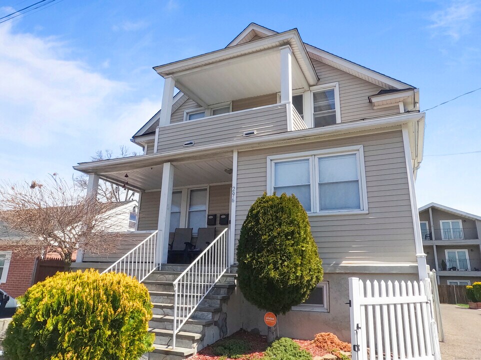 296 Alexander Ave in Bridgeport, CT - Building Photo