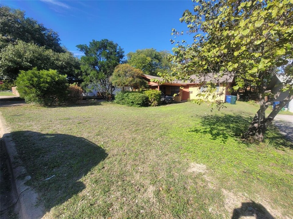 1410 Valleyridge Dr in Austin, TX - Building Photo