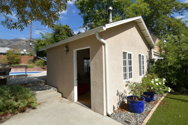 1710 Oakwood St, Unit Guesthouse