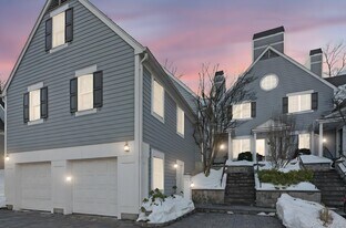 14 Wyndham Close in White Plains, NY - Building Photo