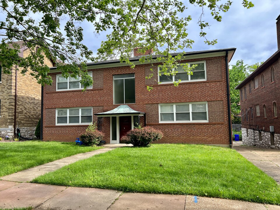 7361 Pershing Ave, Unit 2W in University City, MO - Foto de edificio