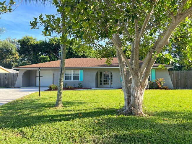 540 S Manor Dr in Stuart, FL - Building Photo - Building Photo