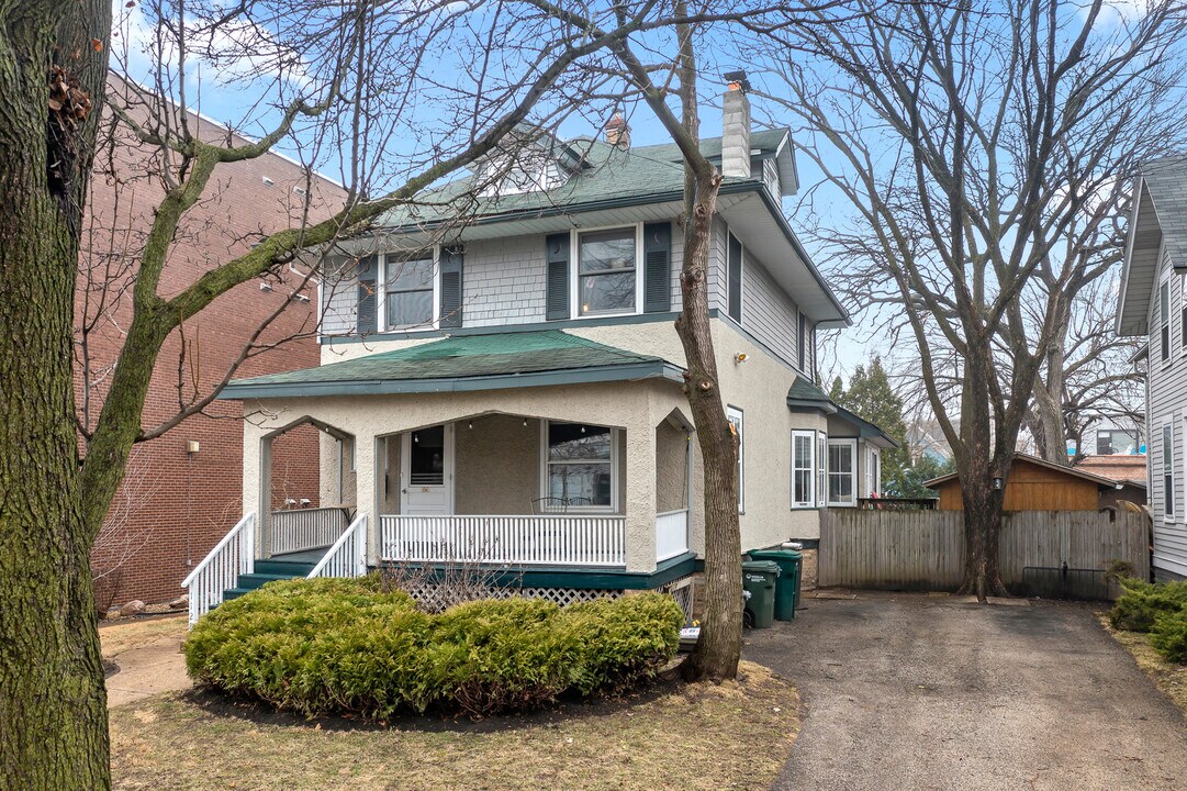 1128 Greenleaf Ave in Wilmette, IL - Building Photo