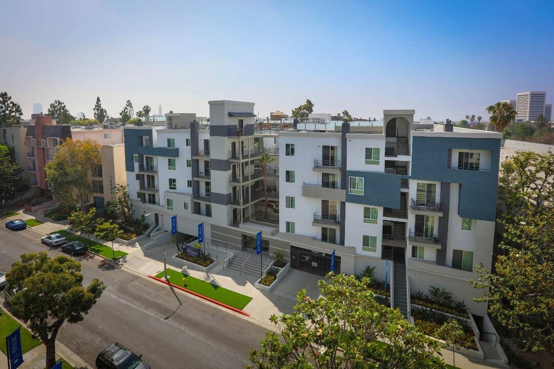 The Plaza Apartments in Los Angeles, CA - Building Photo