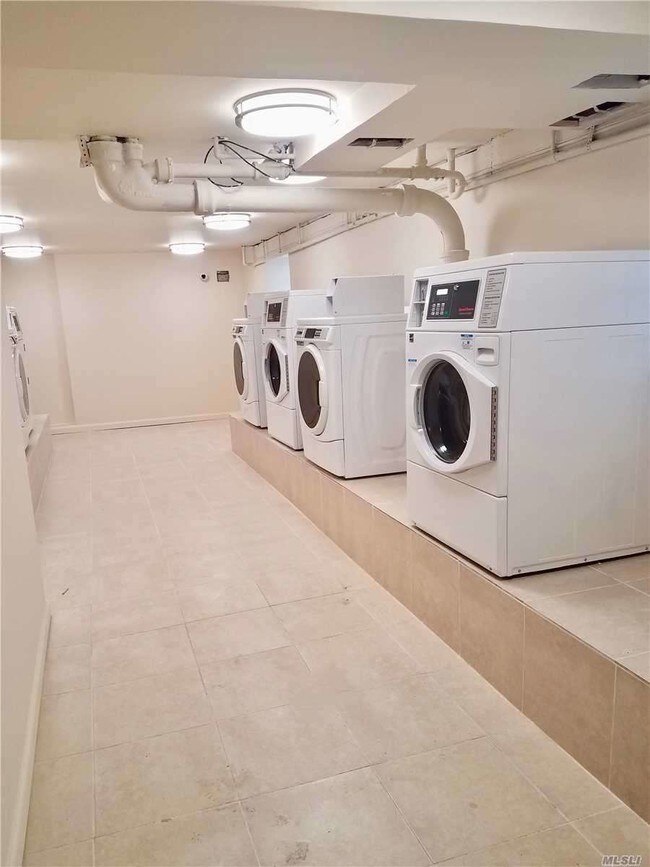 103 Lawson St-Unit -C in Hempstead, NY - Building Photo - Building Photo