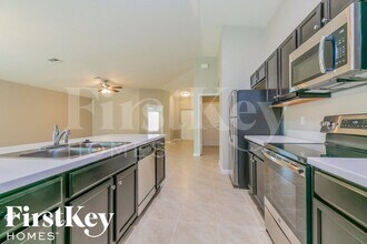 1950 SW Sylvester Ln in Port St. Lucie, FL - Foto de edificio - Building Photo