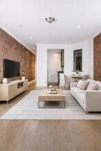 724 10th Ave in New York, NY - Foto de edificio - Building Photo