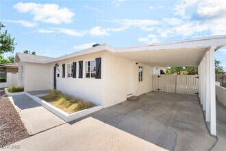 1054 E Hassett Ave in Las Vegas, NV - Building Photo - Building Photo