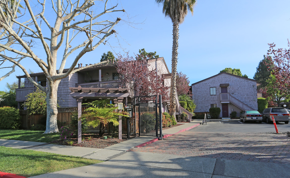 Cambridge Arms Condominiums in Concord, CA - Building Photo