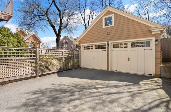 52 Hillsdale Rd in Medford, MA - Foto de edificio - Building Photo