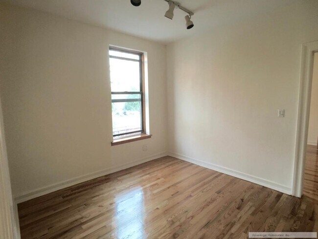 122 La Salle St in New York, NY - Building Photo - Building Photo