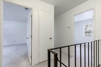 8820 La Riviera Dr, Unit D in Sacramento, CA - Building Photo - Building Photo