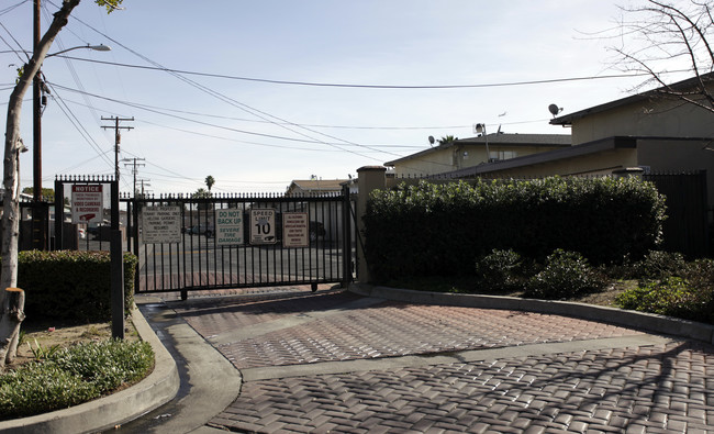 4740 Bandera St in Montclair, CA - Foto de edificio - Building Photo