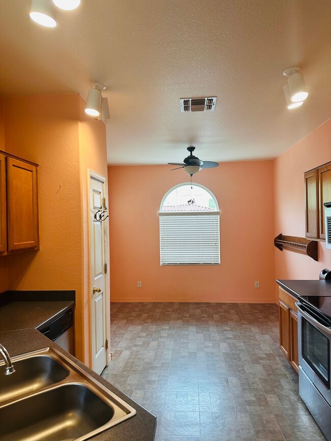 56 W Camino Rancho Vecino in Sahuarita, AZ - Building Photo - Building Photo