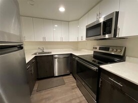 18335 NW 68th Ave, Unit 245-603 in Hialeah, FL - Building Photo