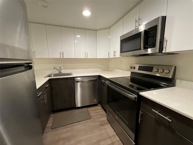 18335 NW 68th Ave, Unit 245-603 in Hialeah, FL - Building Photo