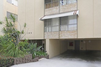 165 N Almont Dr in Beverly Hills, CA - Foto de edificio - Building Photo