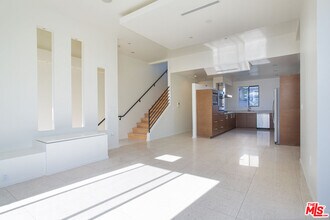 8639 Whitworth Dr in Los Angeles, CA - Building Photo - Building Photo