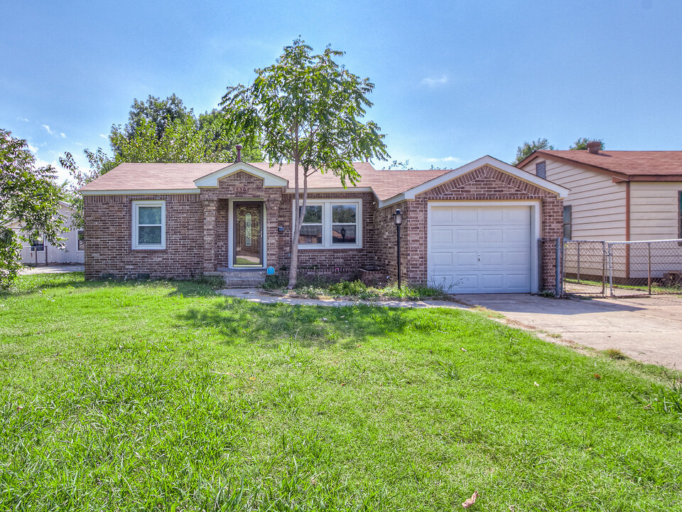 530 W Main St in Moore, OK - Building Photo