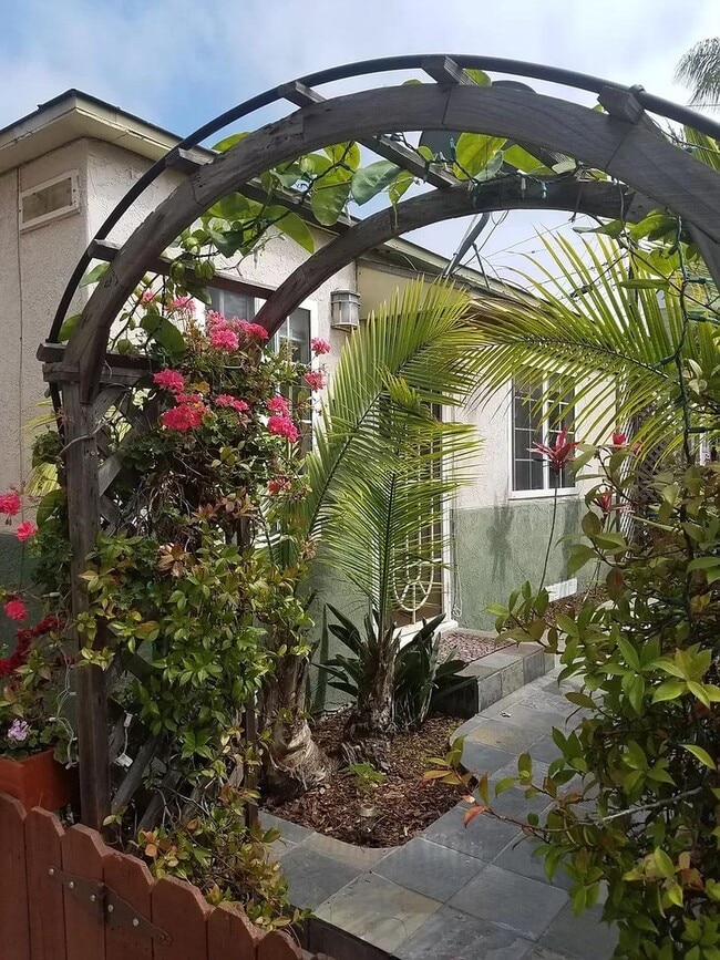 821-823 Queenstown Ct