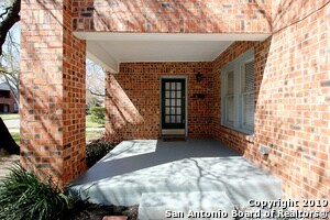 131 E Ridgewood Ct in San Antonio, TX - Building Photo - Building Photo