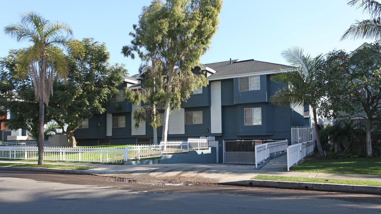 Menlo Apartments in Los Angeles, CA - Building Photo