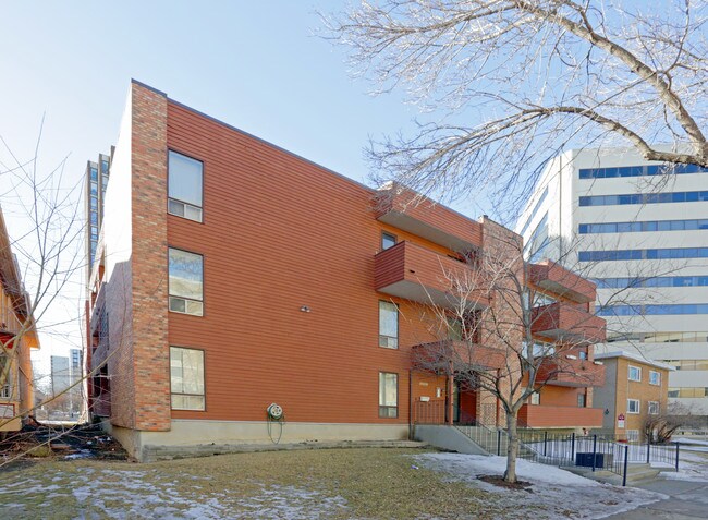 10026 112th St NW in Edmonton, AB - Building Photo - Primary Photo