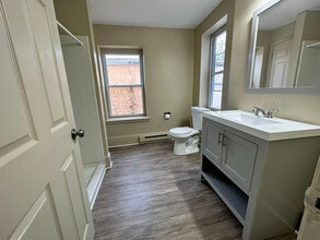 331 Rose St, Unit Unit 2 in Chester, PA - Foto de edificio - Building Photo