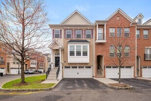 25 Creekside Ct in Secaucus, NJ - Building Photo