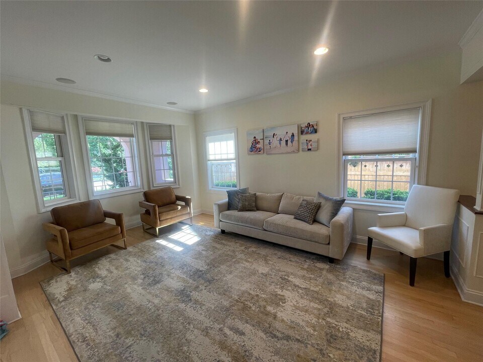 15 W Penn St in Long Beach, NY - Building Photo